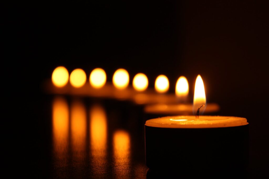 Curved tea lights for candlelight intercession