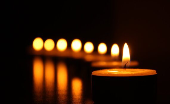 Curved tea lights for candlelight intercession
